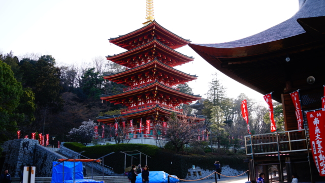 เจดีย์ห้าชั้นสีชาด: สัญลักษณ์แห่งจักรวาลและความศรัทธา ณ วัด Takahata Fudo-son