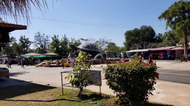 พญาเต่างอย: ตำนานแห่งความเชื่อและแลนด์มาร์กแห่งโชคลาภแห่งสกลนคร